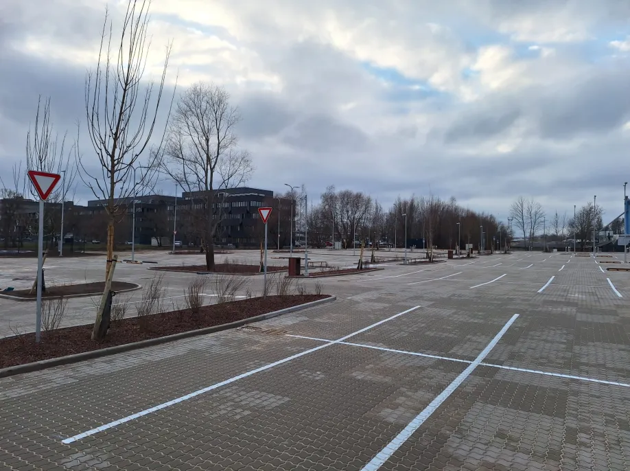 Autostāvvietas izbūve Laktas ielā 16, Rīgā